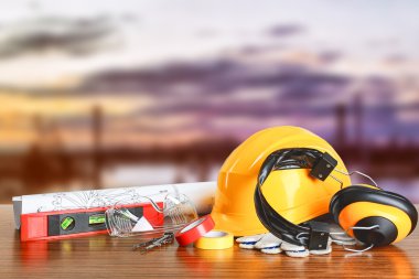 Araçlar ve kask gökyüzü arka plan üzerinde inşaat planları