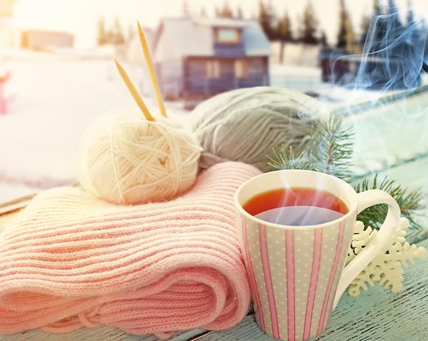 Copa de bebida caliente en el alféizar de la ventana en el fondo del paisaje de invierno —  Fotos de Stock