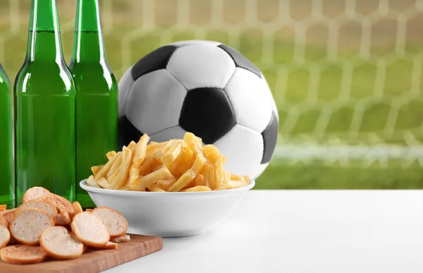 Palla, snack e bottiglie di birra — Foto Stock