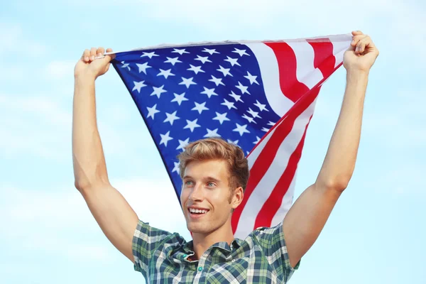 Junger glücklicher Mann mit amerikanischer Flagge — Stockfoto