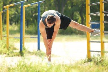 Açık havada zemin spor germe yapan erkek