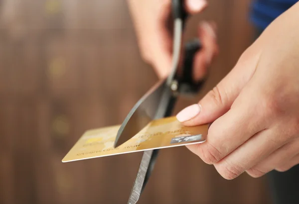Handen snijden van creditcard — Stockfoto