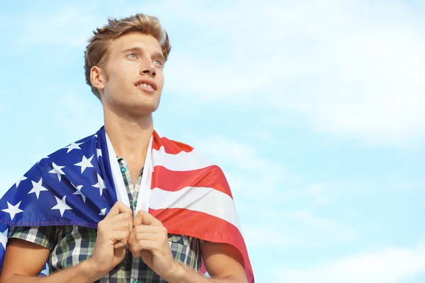 Jovem homem feliz com bandeira americana — Fotografia de Stock