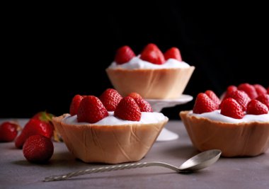 Koyu arka plan üzerinde lezzetli çilekli kek