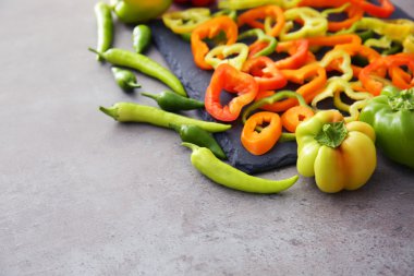 Gri zemin üzerine biber dilimleri