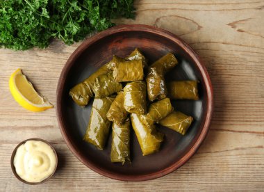 Plaka lezzetli dolma Dolma ve ahşap masa sosu ile