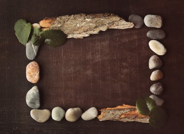 Yaprak, çakıl ve kabuk kahverengi zemin üzerine dikdörtgen çerçeve yaptı