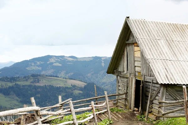 Velha casa única em montanhas — Fotografia de Stock