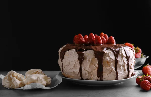 Cake met karamel en aardbeien op donkere achtergrond — Stockfoto