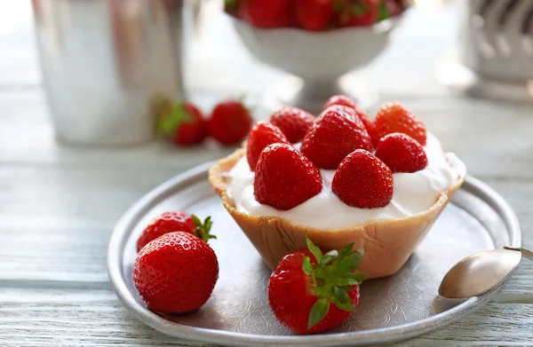 Sabroso pastel con fresas en plato de plata sobre fondo de madera —  Fotos de Stock