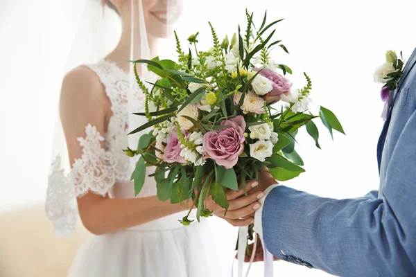Bräutigam Gibt Braut Schönen Strauß Nahaufnahme — Stockfoto