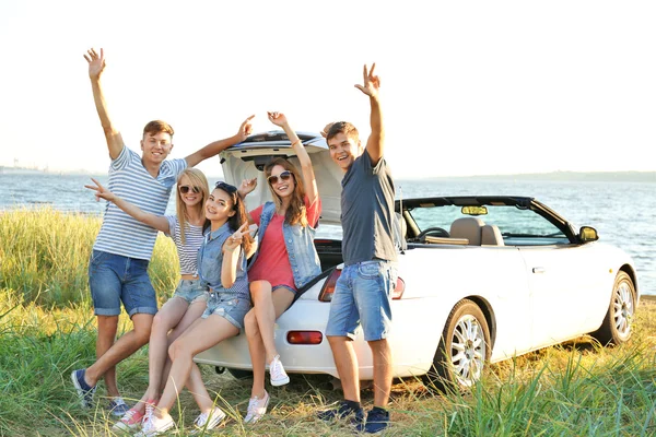 Amigos Felices Cerca Coche Orilla Del Río Día Soleado —  Fotos de Stock