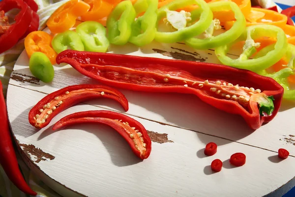 Peperoni freschi sul tagliere — Foto Stock