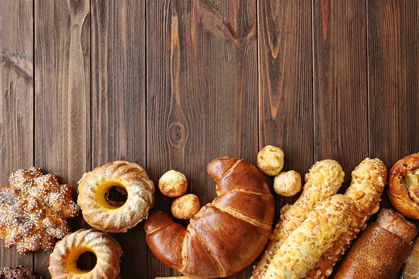 Produtos de padaria em mesa de madeira — Fotografia de Stock