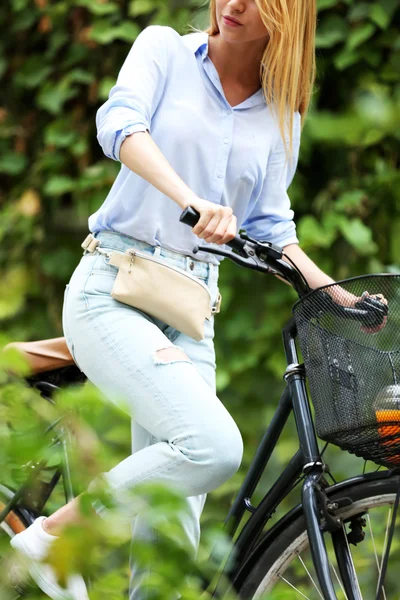Kvinna med cykel i parken — Stockfoto