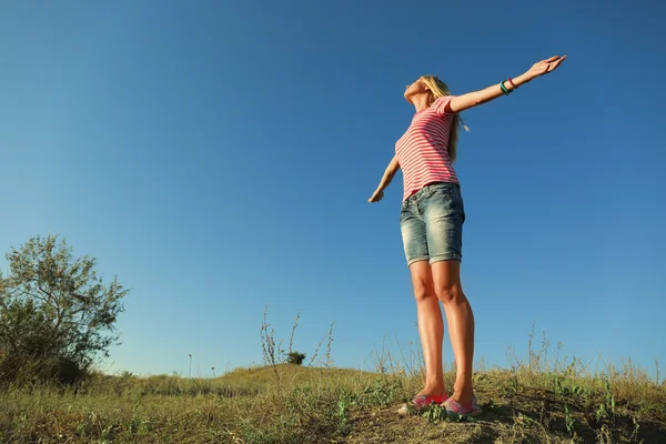 Felice giovane donna su sfondo cielo blu — Foto Stock