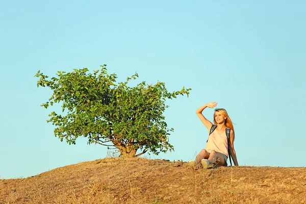 Giovane donna sulla collina su sfondo cielo blu — Foto Stock