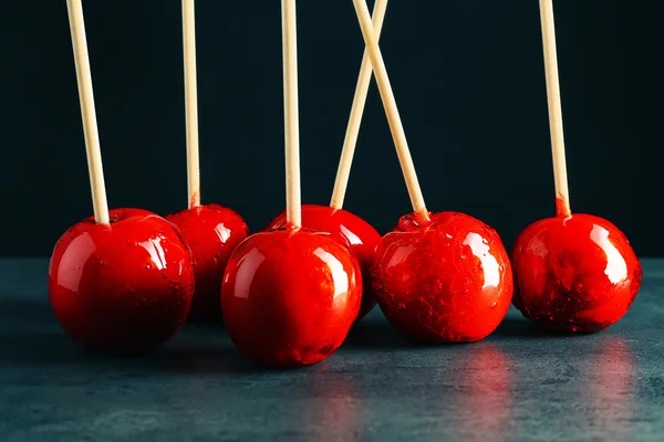 Manzanas de caramelo sobre fondo oscuro —  Fotos de Stock