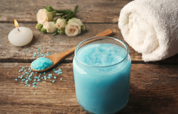 Скраб для тела и морская соль на деревянном столе
