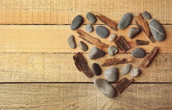 小石や木製の背景に樹皮から作られた美しい心 — ストック写真
