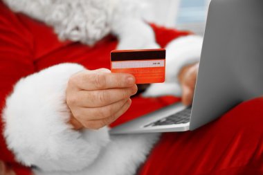 Noel Baba ile kredi kartı ve dizüstü bilgisayar, yakın çekim