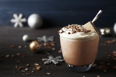 Ahşap arka plan üzerinde Noel dekorasyonu ile lezzetli muzlu süt