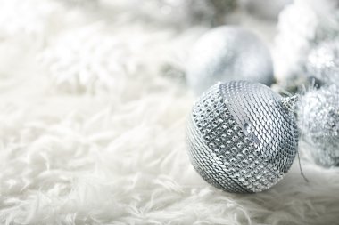 Güzel Noel biblo bakış beyaz kürk üzerinde kapatın