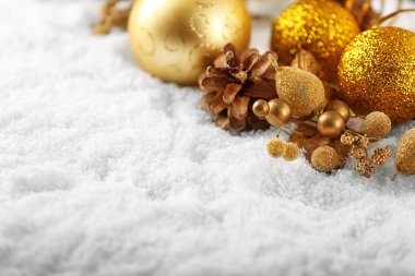 Güzel Noel dekor ve koni üzerinde beyaz kar, yakın çekim