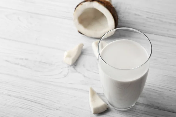 Lezzetli coconut süt beyaz ahşap tablo — Stok fotoğraf