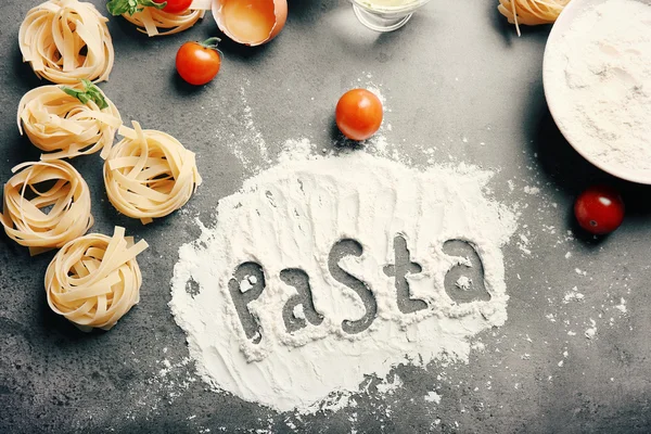 Word Pasta gemaakt met bloem op keukentafel — Stockfoto