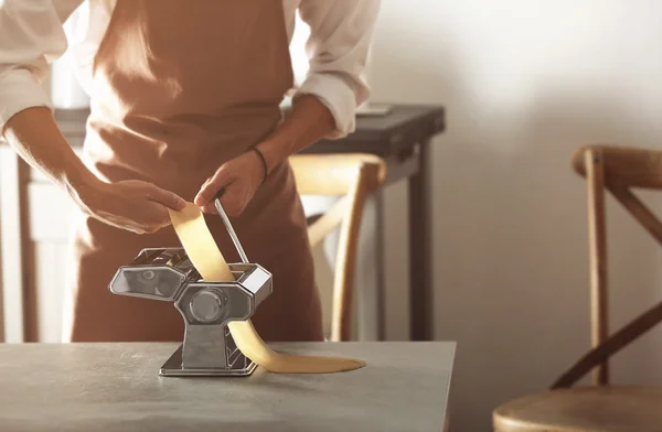 Hombre usando máquina de pasta para preparar masa para tagliatelle, vista de cerca —  Fotos de Stock