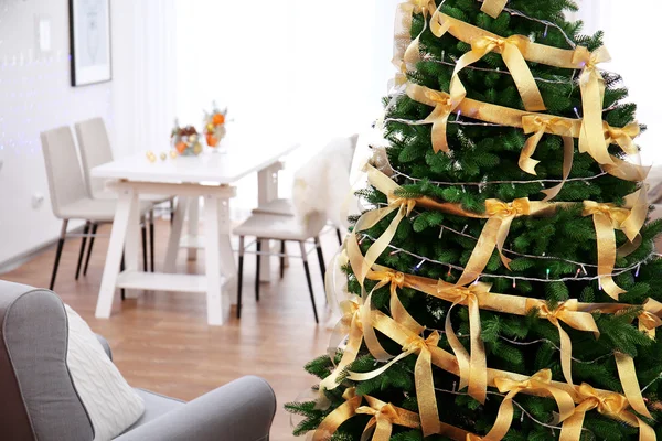 Schön geschmückter Weihnachtsbaum im Wohnzimmer, Nahsicht — Stockfoto
