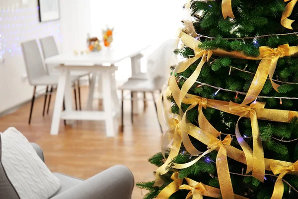 Gyönyörű díszített karácsonyfa nappaliban, zár-megjelöl kilátás — Stock Fotó