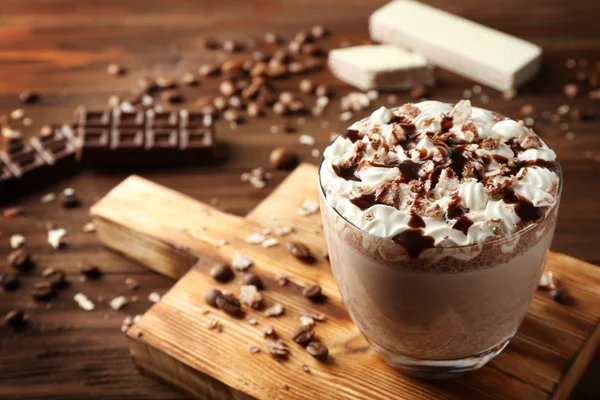 Delicioso milkshake com xarope de chocolate e café em fundo de madeira — Fotografia de Stock