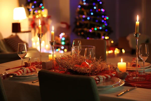 Close-up van tabel diende voor kerstdiner, op onscherpe achtergrond — Stockfoto