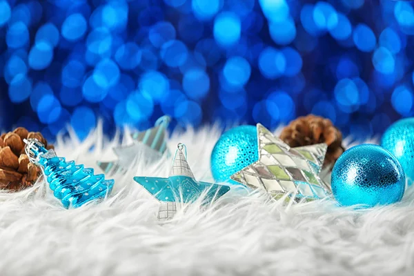 Skład piękny wystrój bożonarodzeniowy na białe futro przeciwko rozmycie światła — Zdjęcie stockowe