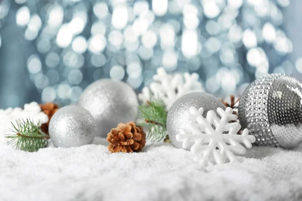 Composición de la hermosa decoración de Navidad en la nieve contra luces desenfocadas — Foto de Stock