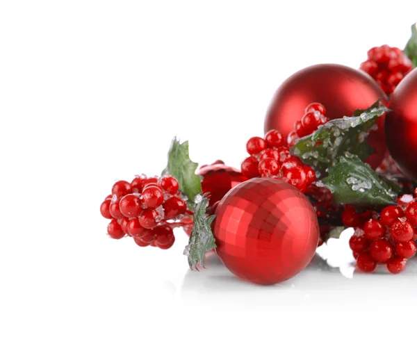 Sammansättningen av röda julgranskulor och mistel gäng på vit bakgrund, närbild — Stockfoto
