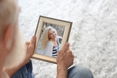 Yaşlı adam genç kadın, mutlu anılar kavramı resim ile fotoğraf çerçevesi holding