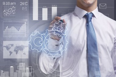 İşadamı mekanizmasının bir parçası üzerinde sanal ekrana çizme. İş stratejisi kavramı.