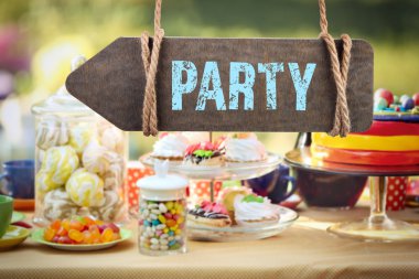 Word parti üzerinde bulanık Festival tablo arka plan karşı ahşap tabela