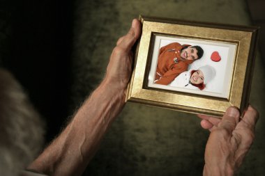 Yaşlı adam genç çift mutlu anılar kavramı resim ile fotoğraf çerçevesi holding