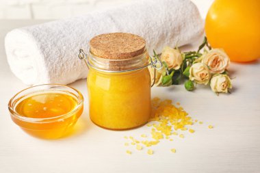 Spa kavramı. Tatlım, havlu ve beyaz masaya çiçek ile doğal yüz maskesi