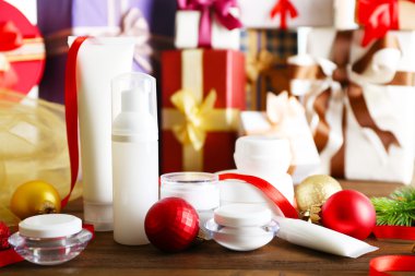 Bulanık hediyeler arka plan üzerinde Noel dekorasyonu ile güzellik kozmetik ürünleri