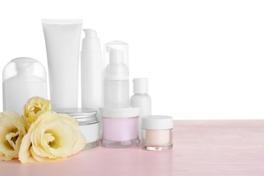 Farklı Kozmetik Şişeler ve masaya eustoma çiçek