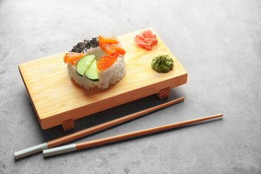 Suşi halka gri dokulu arka plan üzerinde