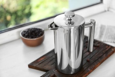 Pencere üzerinde kesme tahtası üzerinde yeni kahve makinesi