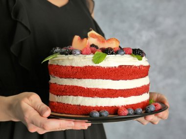 Lezzetli kek çilek, closeup ile tutan kadın