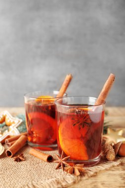 Gözlük lezzetli Noel tutuyordu, closeup şarap mulled