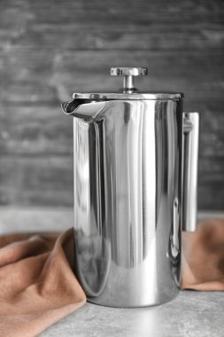 Yeni kahve makinesi ve duvar zemin üzerine peçete